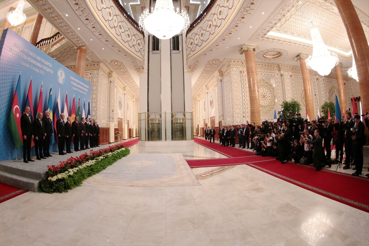 Tacikistan’ın başkenti Duşanbe’de Bağımsız Devletler Topluluğu (BDT) Devlet Başkanları Konseyi...