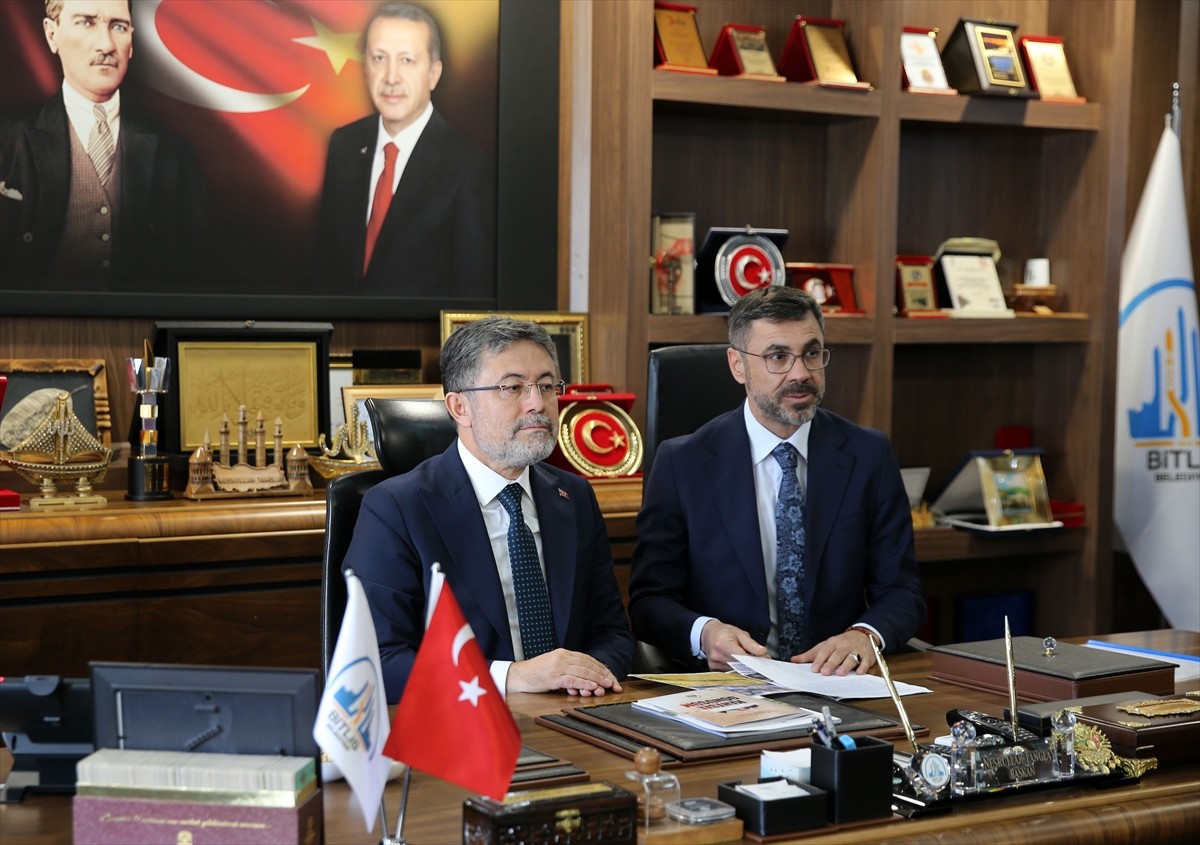 Tarım ve Orman Bakanı İbrahim Yumaklı, Bitlis Belediye Başkanlığını ziyaret ederek Belediye...