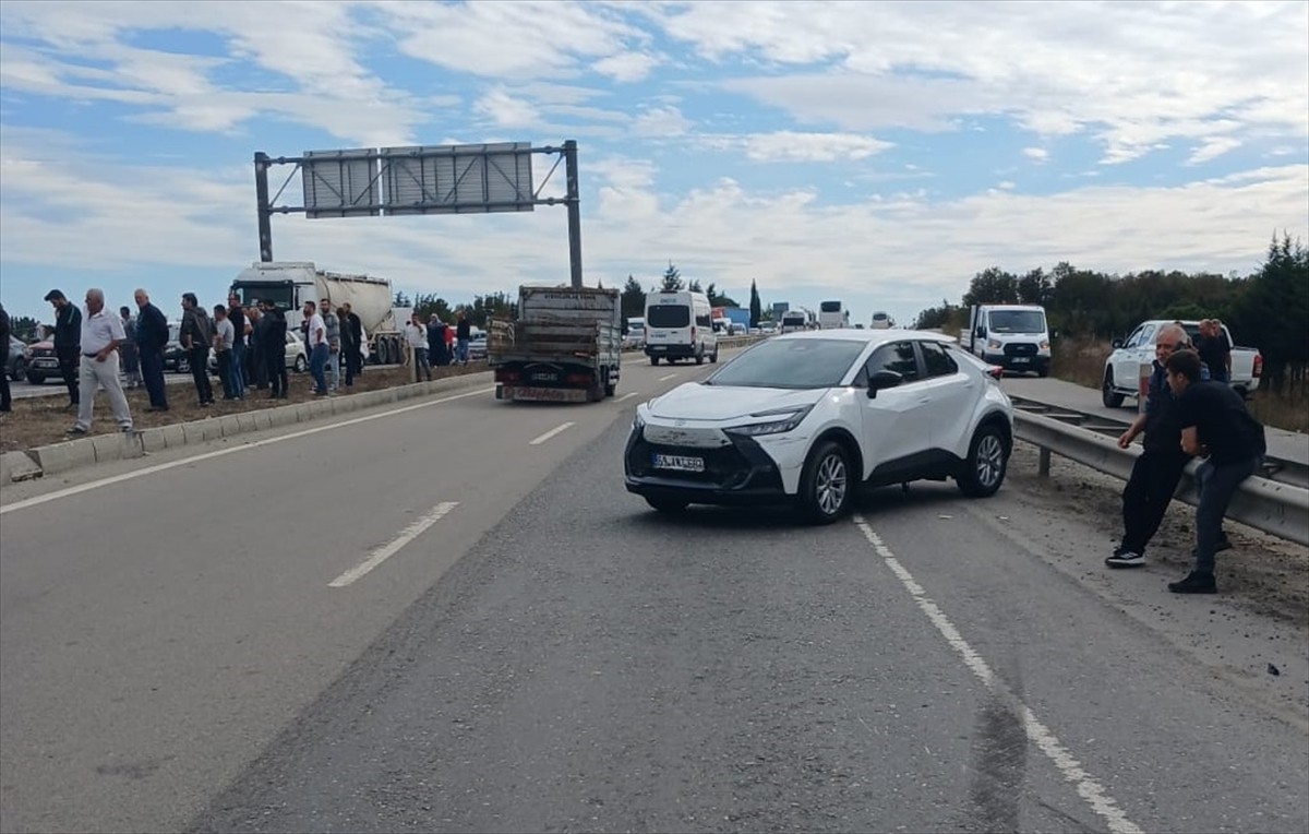 Tekirdağ'ın Saray ilçesindeki zincirleme trafik kazasında 3 kişi yaralandı.