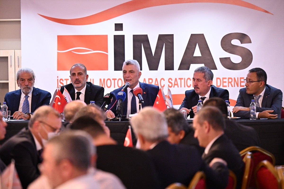 Ticaret Bakanı Ömer Bolat, İSTOÇ Ticaret Merkezi'ndeki İstanbul Motorlu Araç Satıcıları Derneğini...