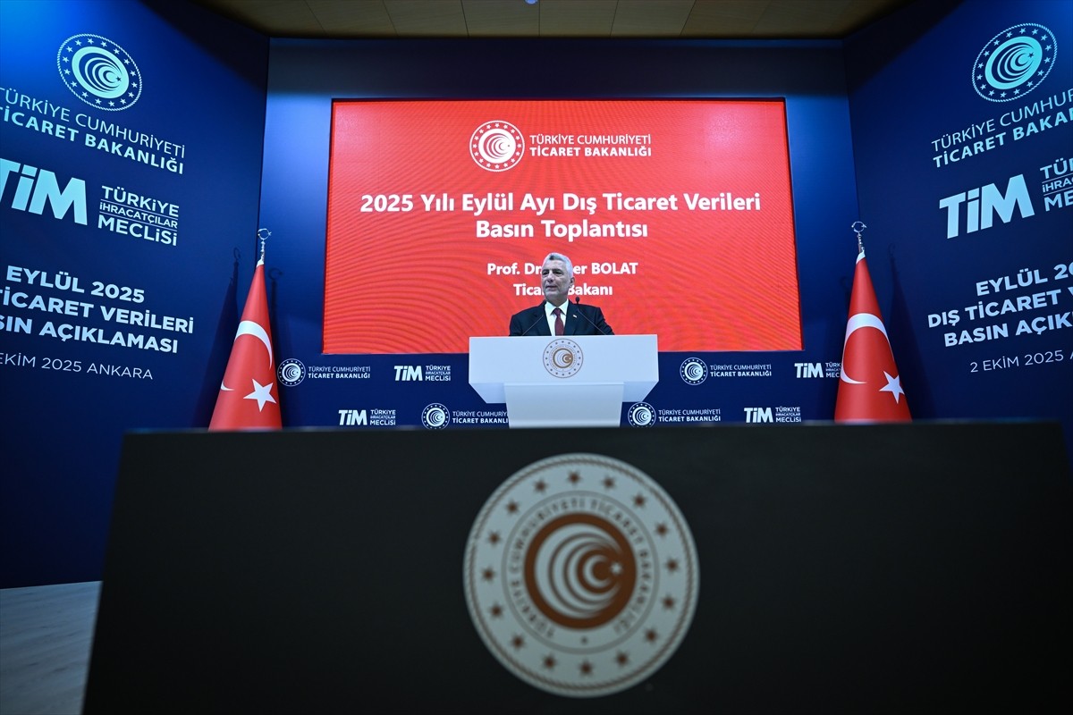 Ticaret Bakanı Ömer Bolat (ortada), Türkiye İhracatçılar Meclisi (TİM) Başkanı Mustafa Gültepe ile...