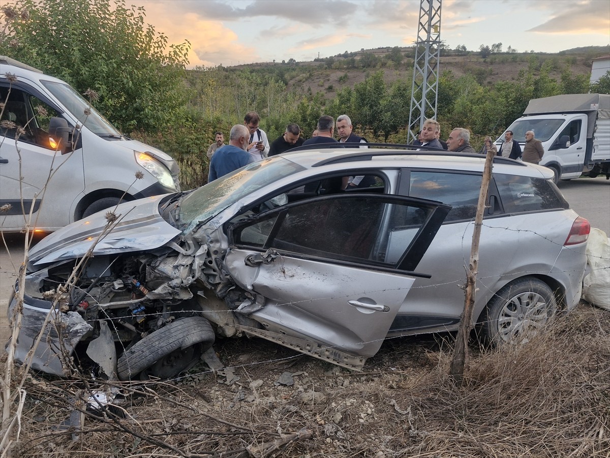 Tokat’ın Erbaa ilçesinde otomobille minibüsün çarpıştığı kazada 5 kişi yaralandı.