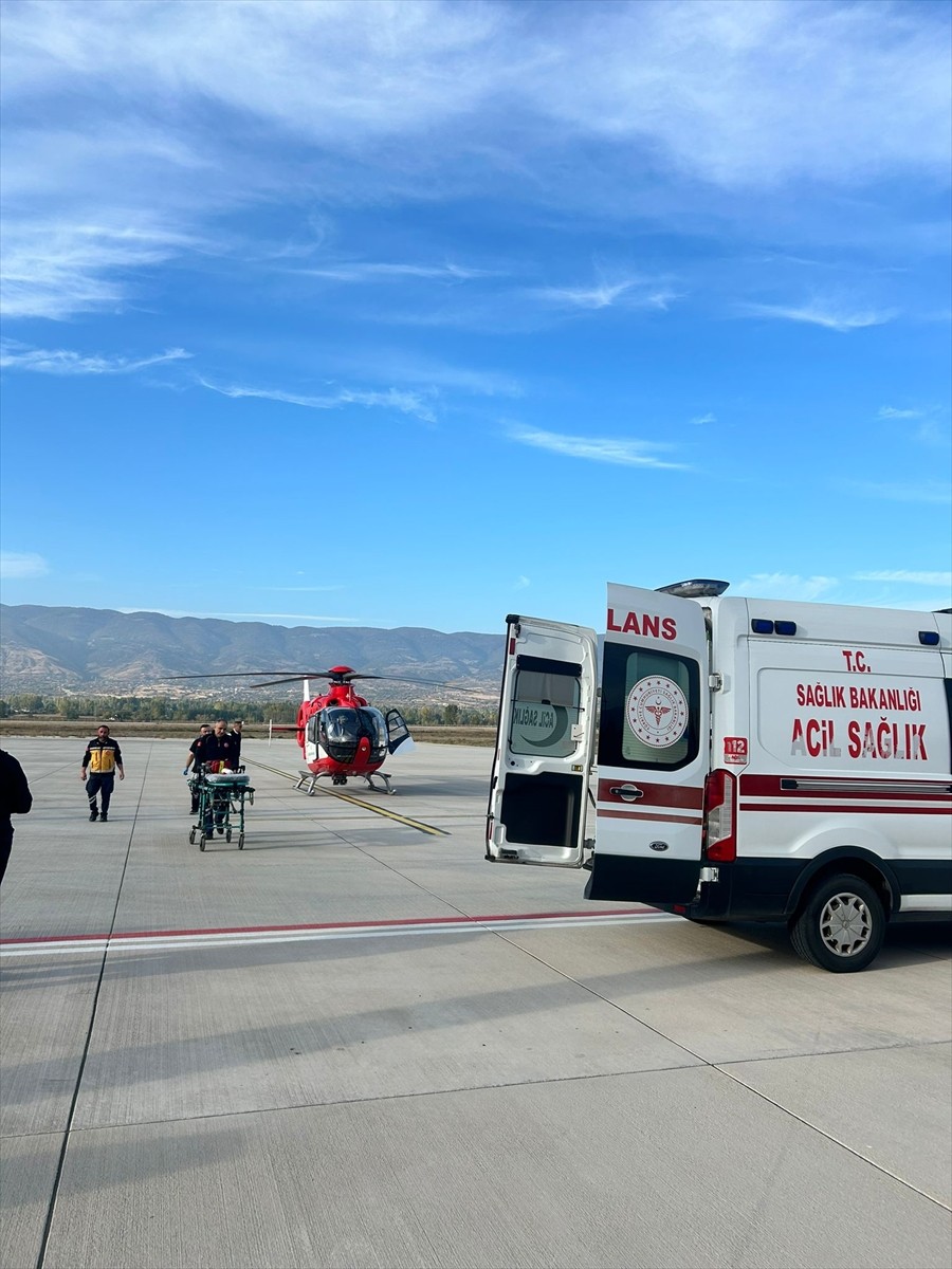 Tokat’ta elektrik akımına kapılması sonucu vücudunda yanıklar oluşan kişi, ambulans helikopterle...