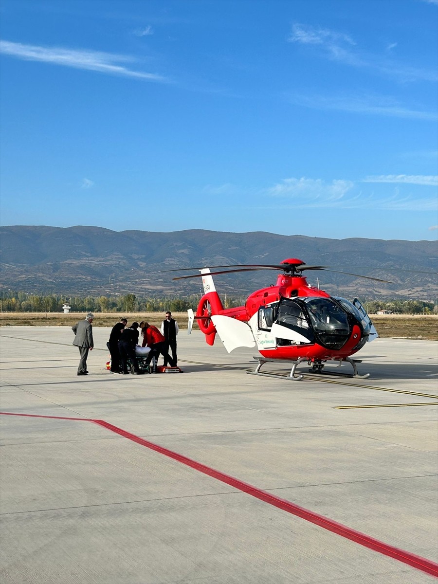 Tokat’ta elektrik akımına kapılması sonucu vücudunda yanıklar oluşan kişi, ambulans helikopterle...