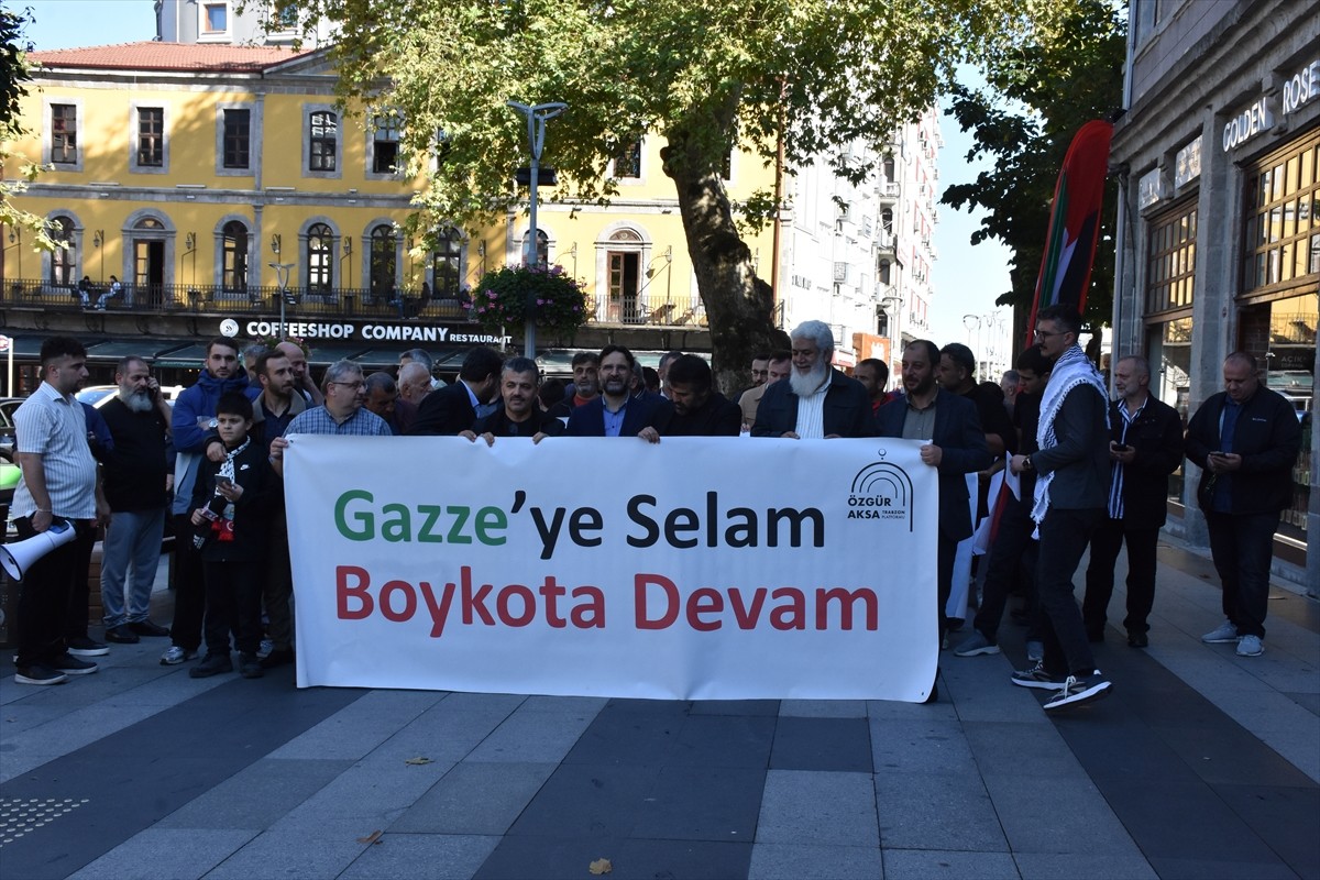 Trabzon'da bir araya gelen Özgür Aksa Platformu üyeleri, Filistin'e destek yürüyüşü yaptı. Atatürk...