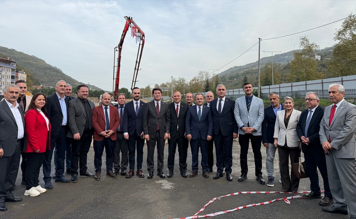 Trabzon'un Çağlayan Mahallesi'nde uygulanacak kentsel dönüşüm projesinin temeli törenle atıldı....