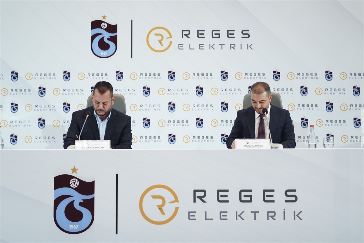Trabzonspor ile Reges Elektrik arasındaki futbol takımı forma kol altı sponsorluğu anlaşmasının...
