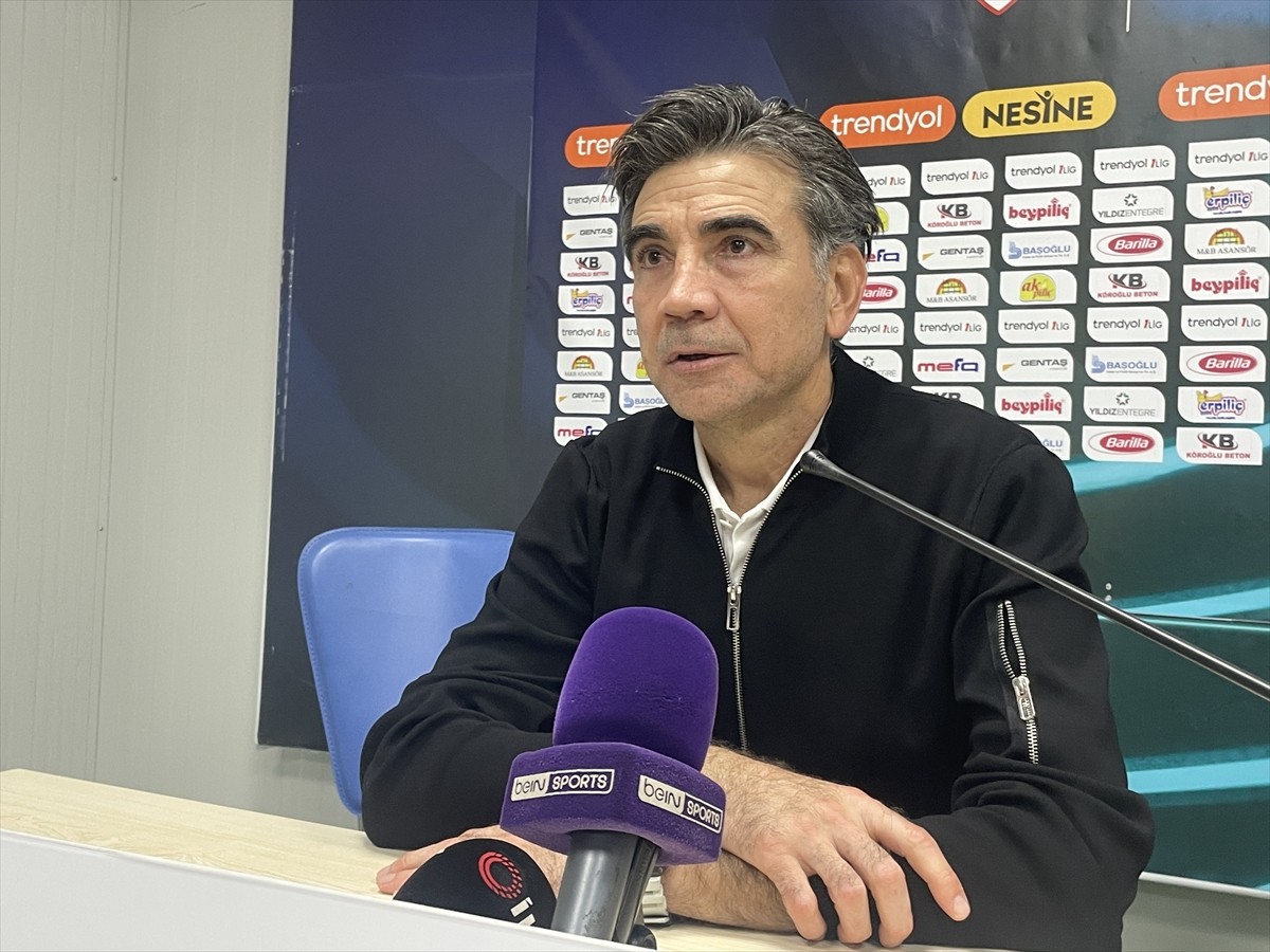 Trendyol 1. Lig'in 9'uncu haftasında Boluspor'u 3-1 yenen Esenler Erokspor Teknik Direktörü Osman...