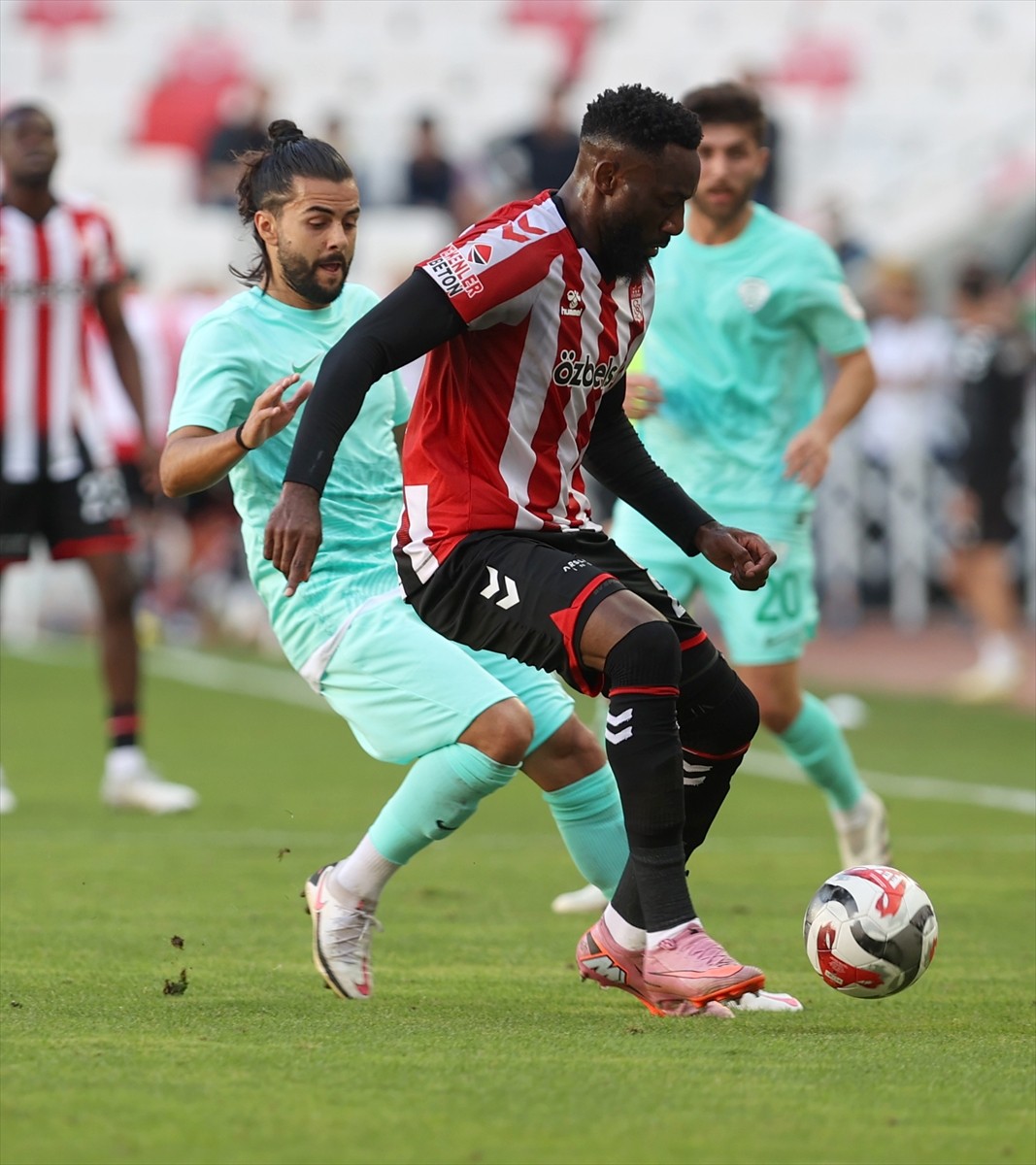 Trendyol 1. Lig'in 9. haftasında Özbelsan Sivasspor ile Serikspor, BG Grup 4 Eylül SBtadyumu'nda...