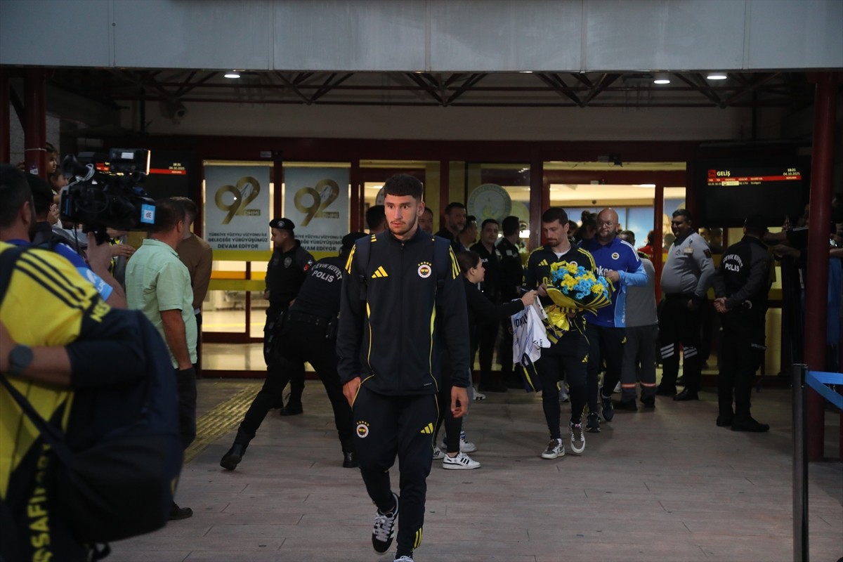 Trendyol Süper Lig'in 8. haftasında yarın deplasmanda Samsunspor ile karşılaşacak Fenerbahçe...