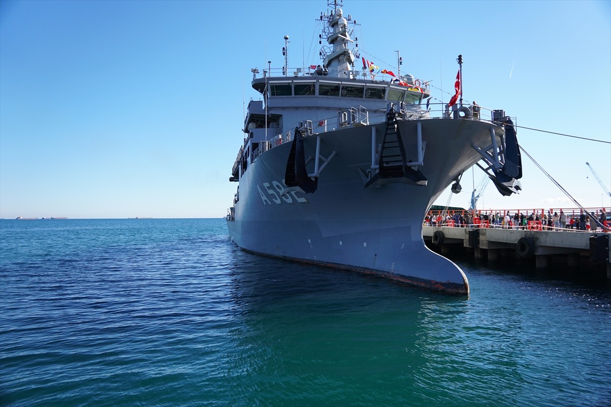 Türk Deniz Kuvvetlerinin denizaltı arama kurtarma gemisi TCG Alemdar, Tekirdağ'da vatandaşları...