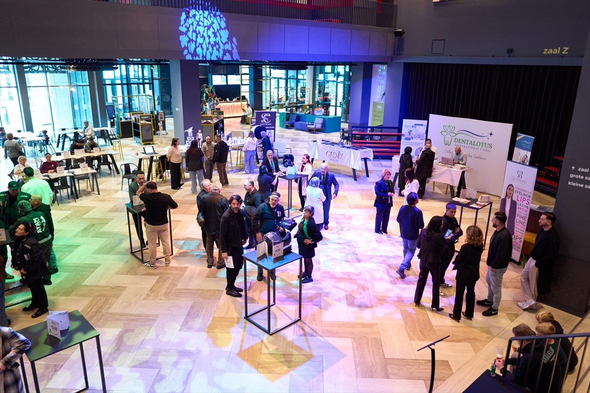 Türk doktorlar, Hollanda'nın Rotterdam kentinde düzenlenen "Hayat Sahnesi Konferansı"na katılarak...