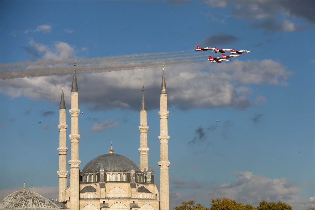Türk Hava Kuvvetlerinin akrobasi timi Türk Yıldızları, pazar günü Edirne Selimiye Meydanı...
