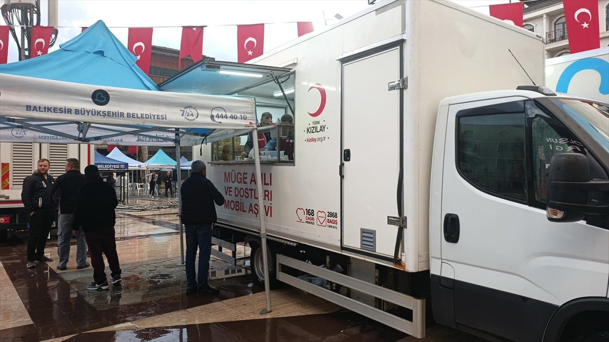 Türk Kızılay, 6.1 büyüklüğündeki depremin ardından Balıkesir'in Sındırgı ilçesinde çorba, beslenme...