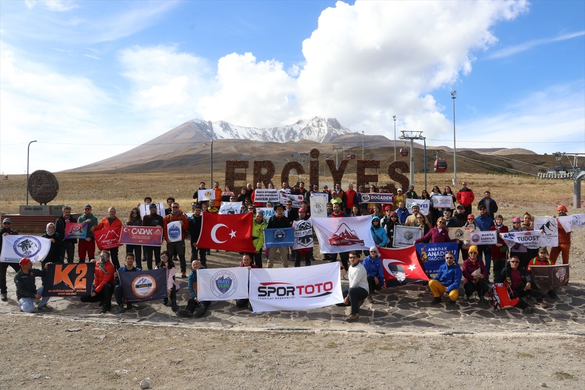 Türkiye'nin çeşitli illerinden Kayseri'ye gelen dağcılar, 29 Ekim Cumhuriyet Bayramı ve...