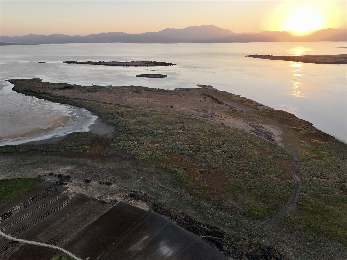  Türkiye'nin en büyük tatlı su gölü olan Beyşehir Gölü'nde suların çekilmesiyle tekne ve sallarla...