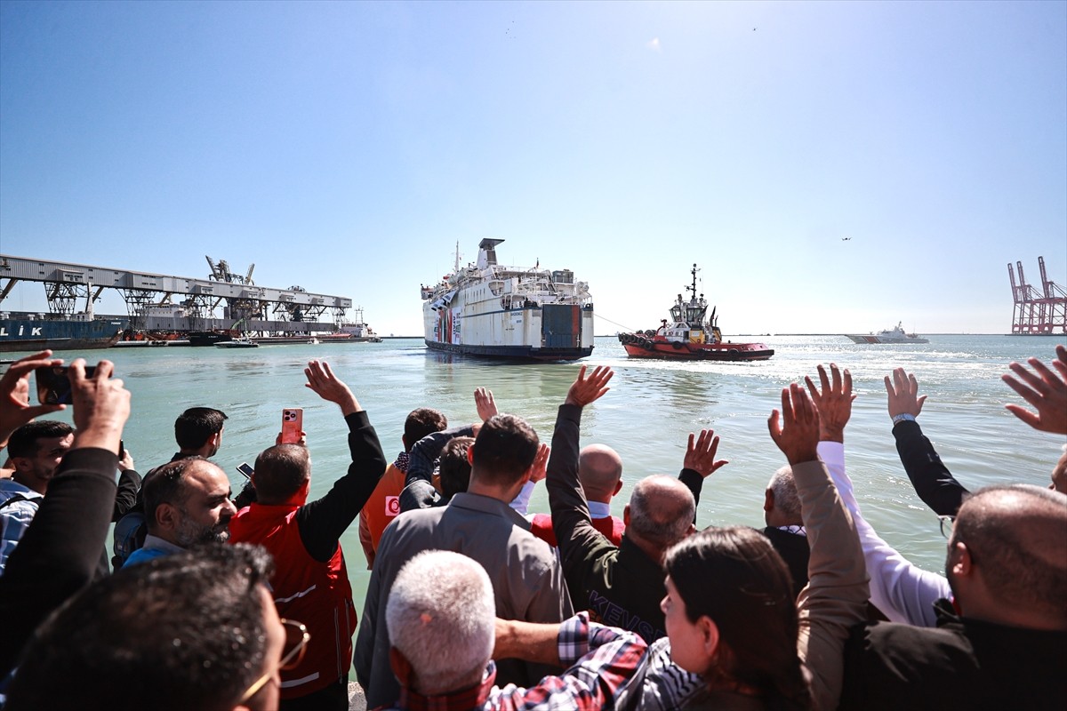 Türkiye'nin Gazze'ye umut taşıyan 17. "İyilik Gemisi", Mersin Uluslararası Limanı'ndan uğurlandı. ...