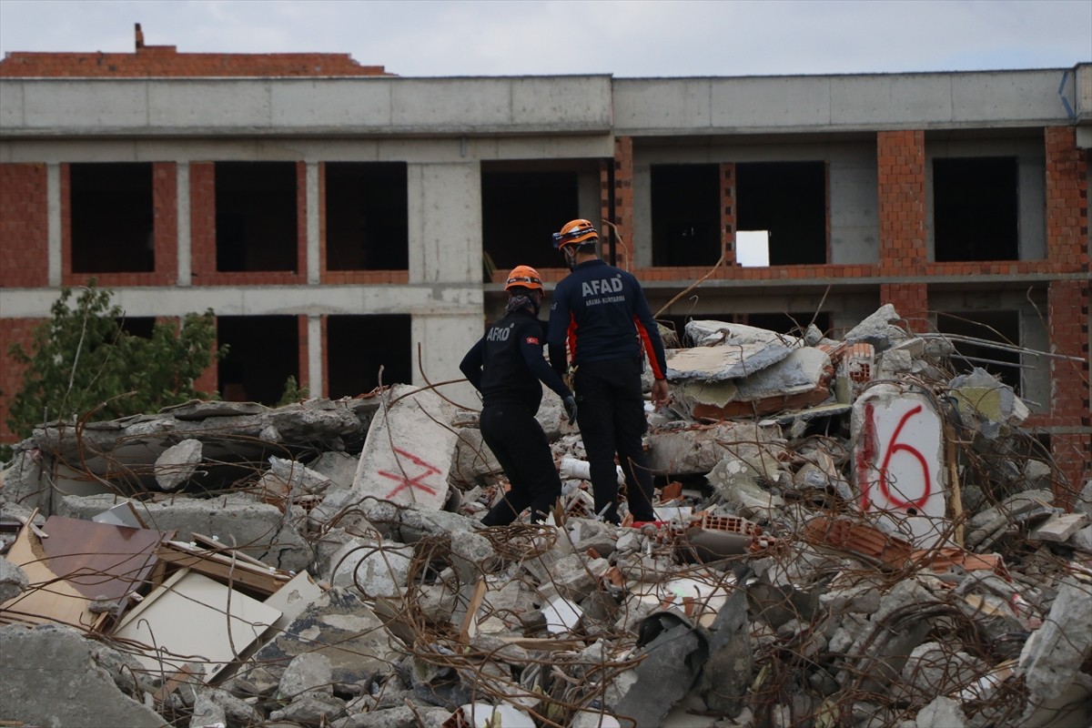 Türkiye Afet Müdahale Planı (TAMP) kapsamında Yalova'da, 24 saatlik büyük ölçekli bir deprem...