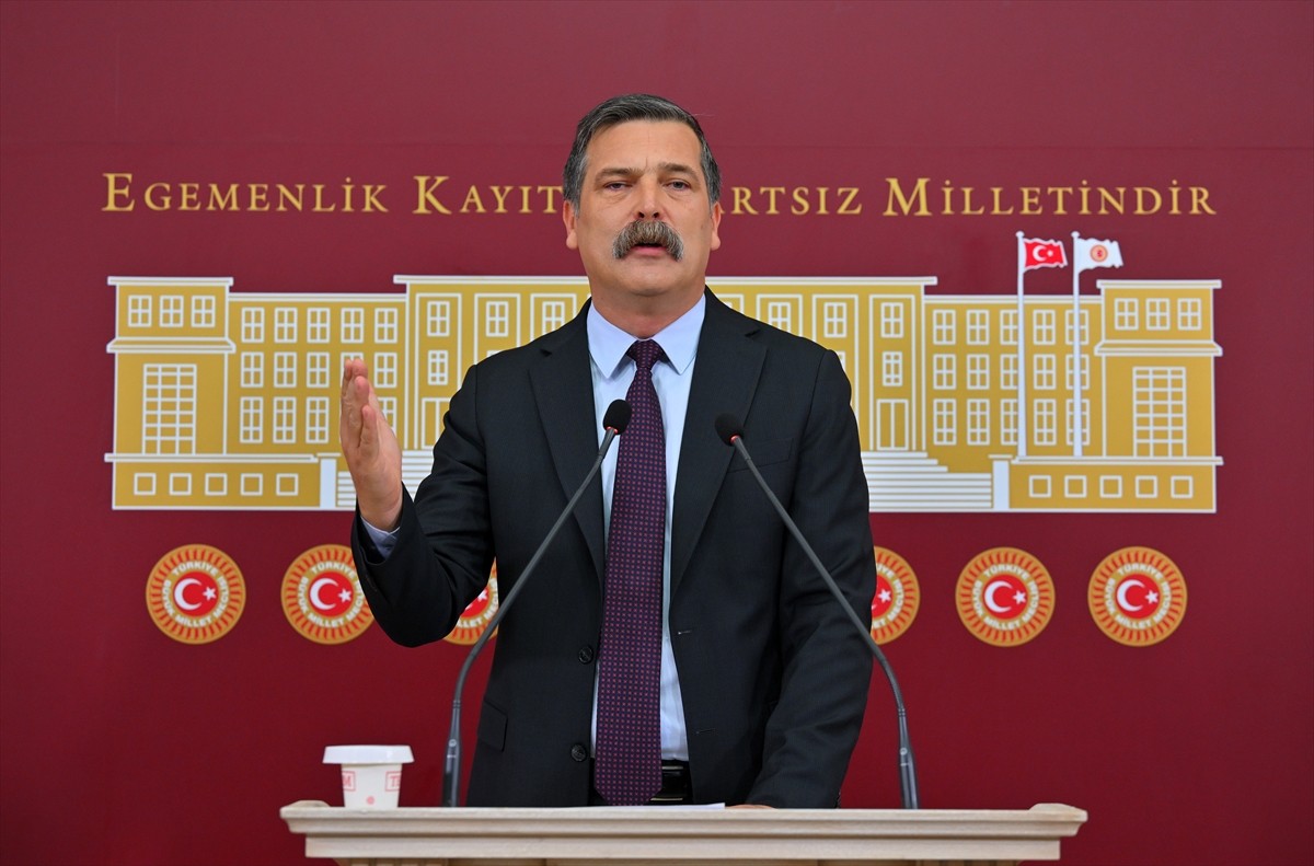 Türkiye İşçi Partisi (TİP) Genel Başkanı Erkan Baş, Meclis'te düzenlediği basın toplantısında...