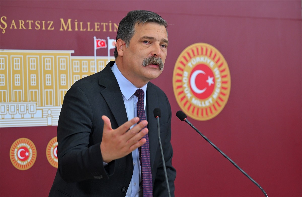 Türkiye İşçi Partisi (TİP) Genel Başkanı Erkan Baş, Meclis'te düzenlediği basın toplantısında...