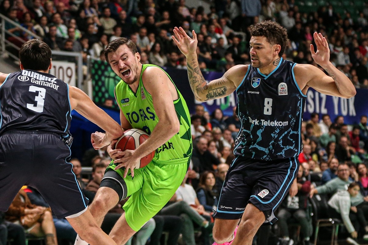 Türkiye Sigorta Basketbol Ligi'nin3. haftasında TOFAŞ ile Türk Telekom TOFAŞ Spor Salonu'nda...
