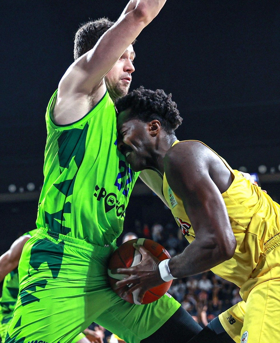 Türkiye Sigorta Basketbol Süper Ligi'nin 4. haftasında Mersin Spor ile TOFAŞ, Mersin'deki Servet...