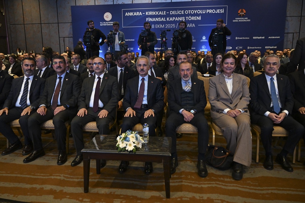 Ulaştırma ve Altyapı Bakanı Abdulkadir (ortada), bir otelde düzenlenen Ankara-Kırıkkale-Delice...