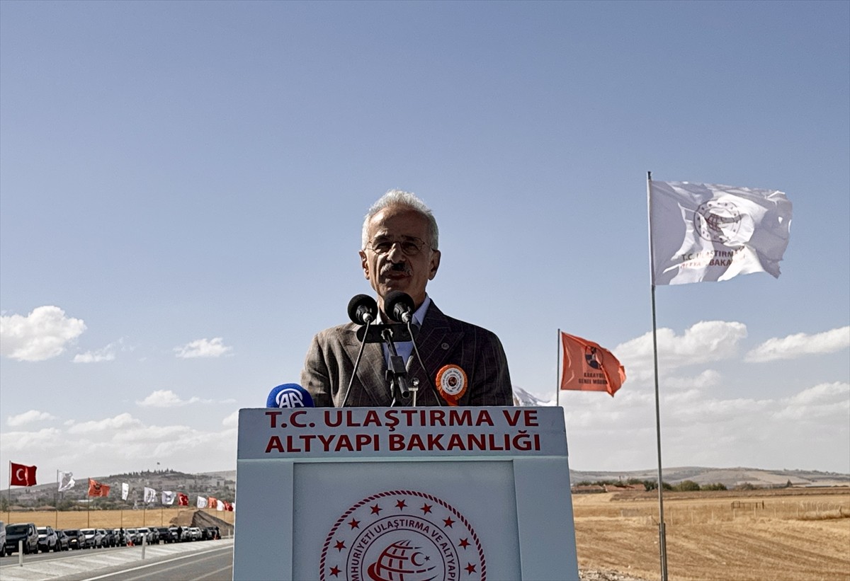 Ulaştırma ve Altyapı Bakanı Abdulkadir Uraloğlu, Kırşehir'in Kaman ilçesinde tamamlanan 3 kara...
