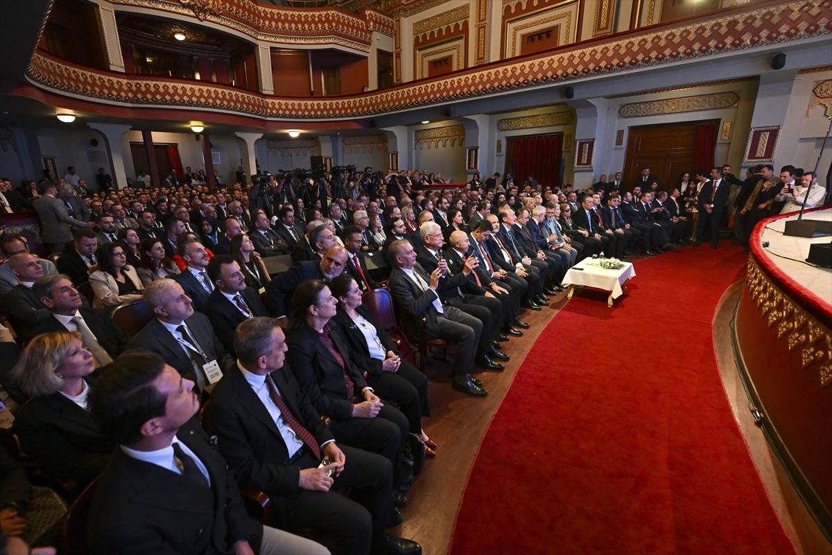 Ulaştırma ve Altyapı Bakanı Abdulkadir Uraloğlu (ortada), Ankara Resim ve Heykel Müzesi'nde...
