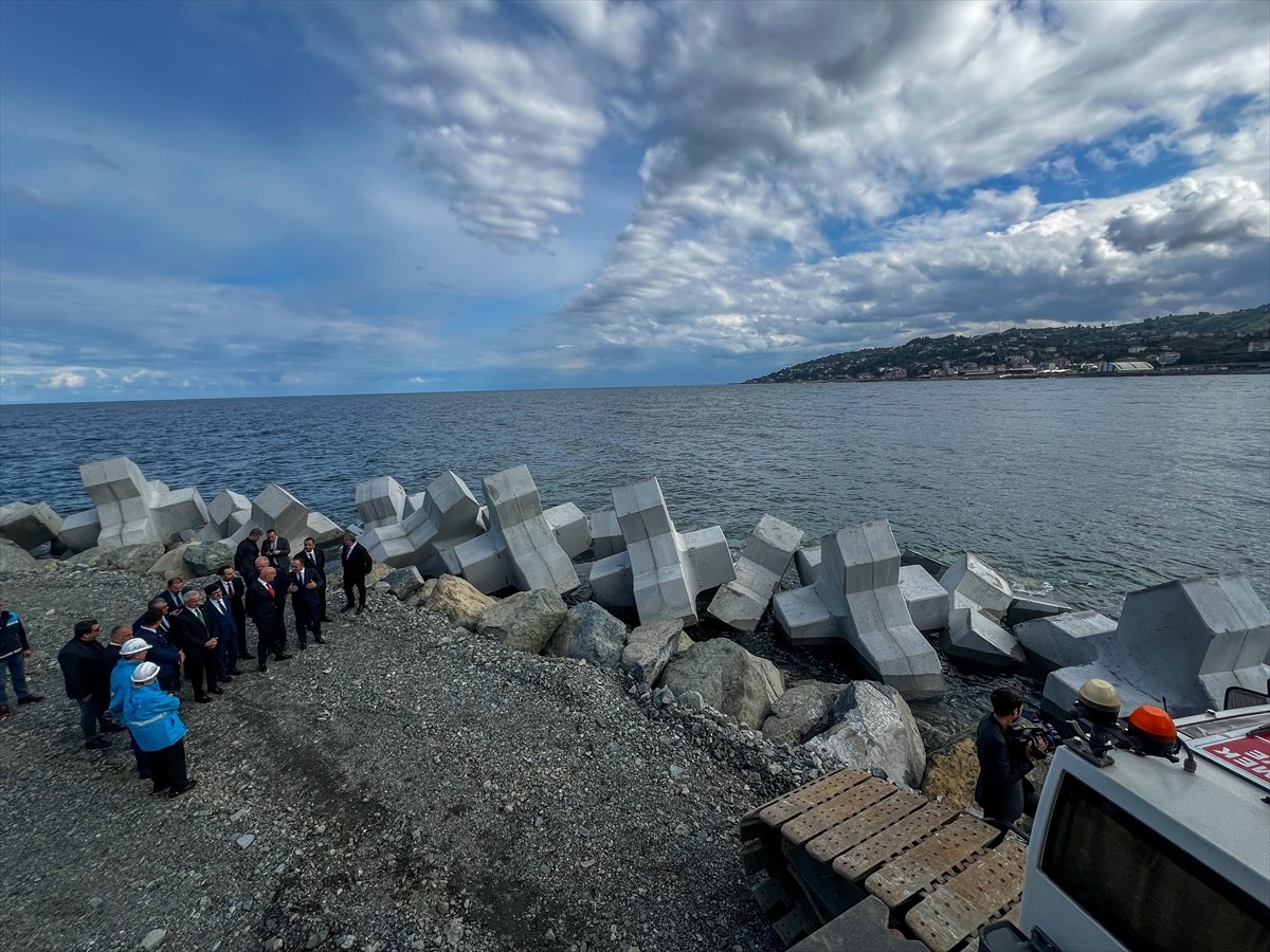 Ulaştırma ve Altyapı Bakanı Abdulkadir Uraloğlu, Rize'de yapımı devam eden İyidere Lojistik...