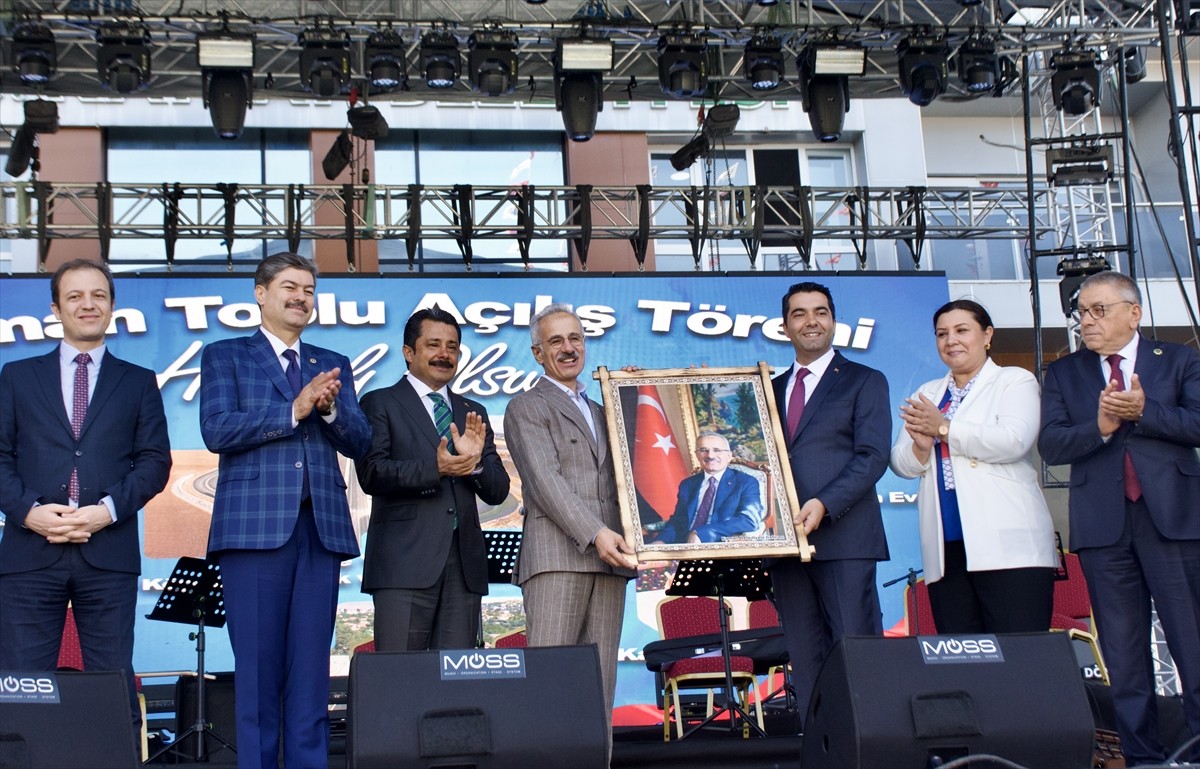 Ulaştırma ve Altyapı Bakanı Abdulkadir Uraloğlu (sol 4), Kırşehir'in Kaman ilçesinde düzenlenen...