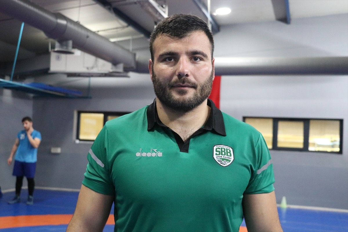 Ulusal ve uluslararası alanda birçok başarısı bulunan işitme engelli milli güreşçi Ömer Saner...