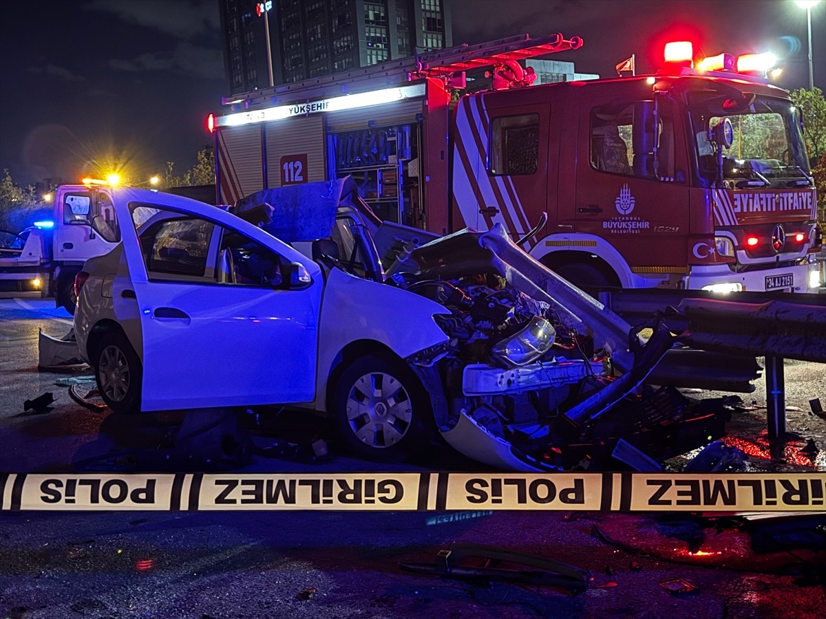 Ümraniye'de kontrolden çıkarak bariyerlere saplanan otomobildeki 1 kişi öldü, 1 kişi ağır...