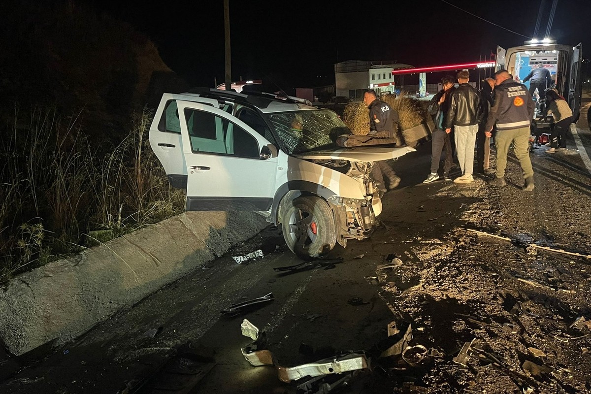 Uşak'ın Eşme ilçesinde, cip ile otomobilin çarpışması sonucu karı koca hayatını kaybetti, 3 kişi...