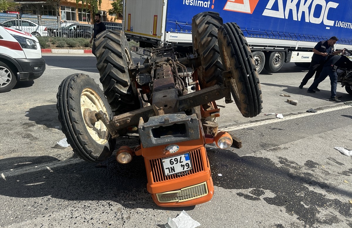 Uşak'ta tır, otomobil ve traktörün karıştığı kazada 1 kişi yaralandı.