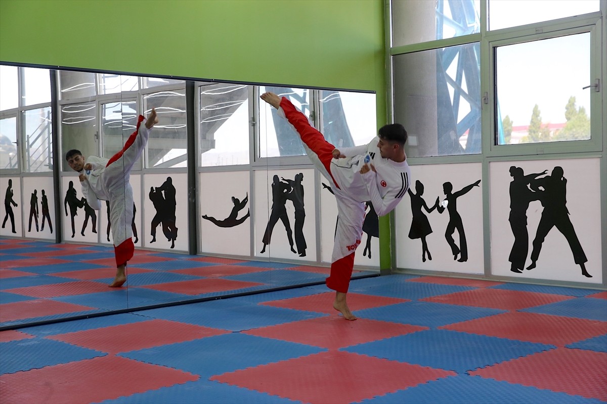 Van'da antrenörünün yönlendirmesiyle başladığı kick boksta Avrupa şampiyonluğuna ulaşan 20...