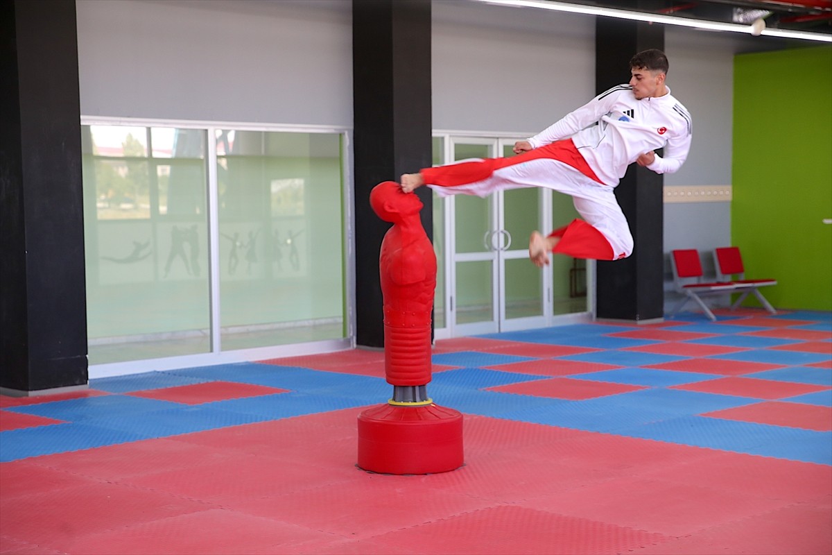 Van'da antrenörünün yönlendirmesiyle başladığı kick boksta Avrupa şampiyonluğuna ulaşan 20...