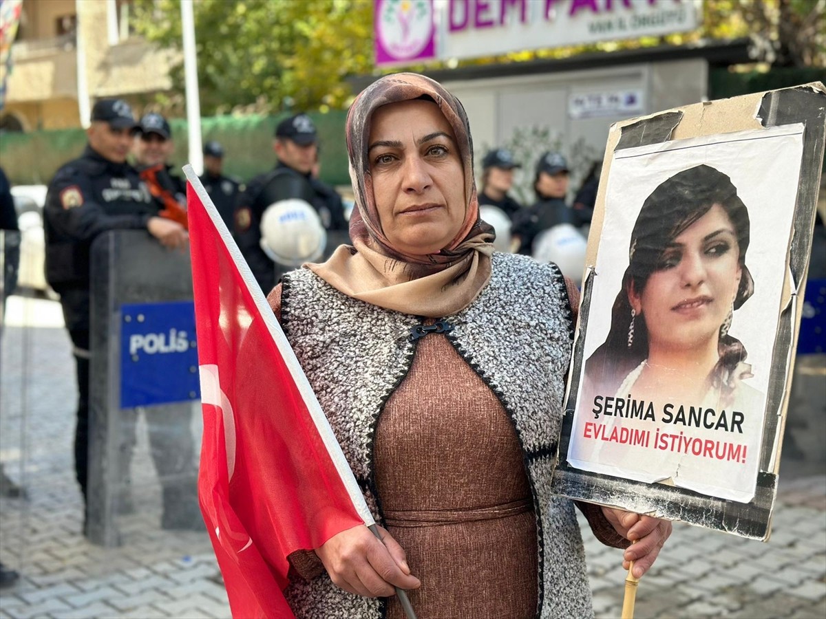 Van'da çocukları dağa kaçırılan aileler, DEM Parti İl Başkanlığı önündeki eylemlerine bu hafta da...