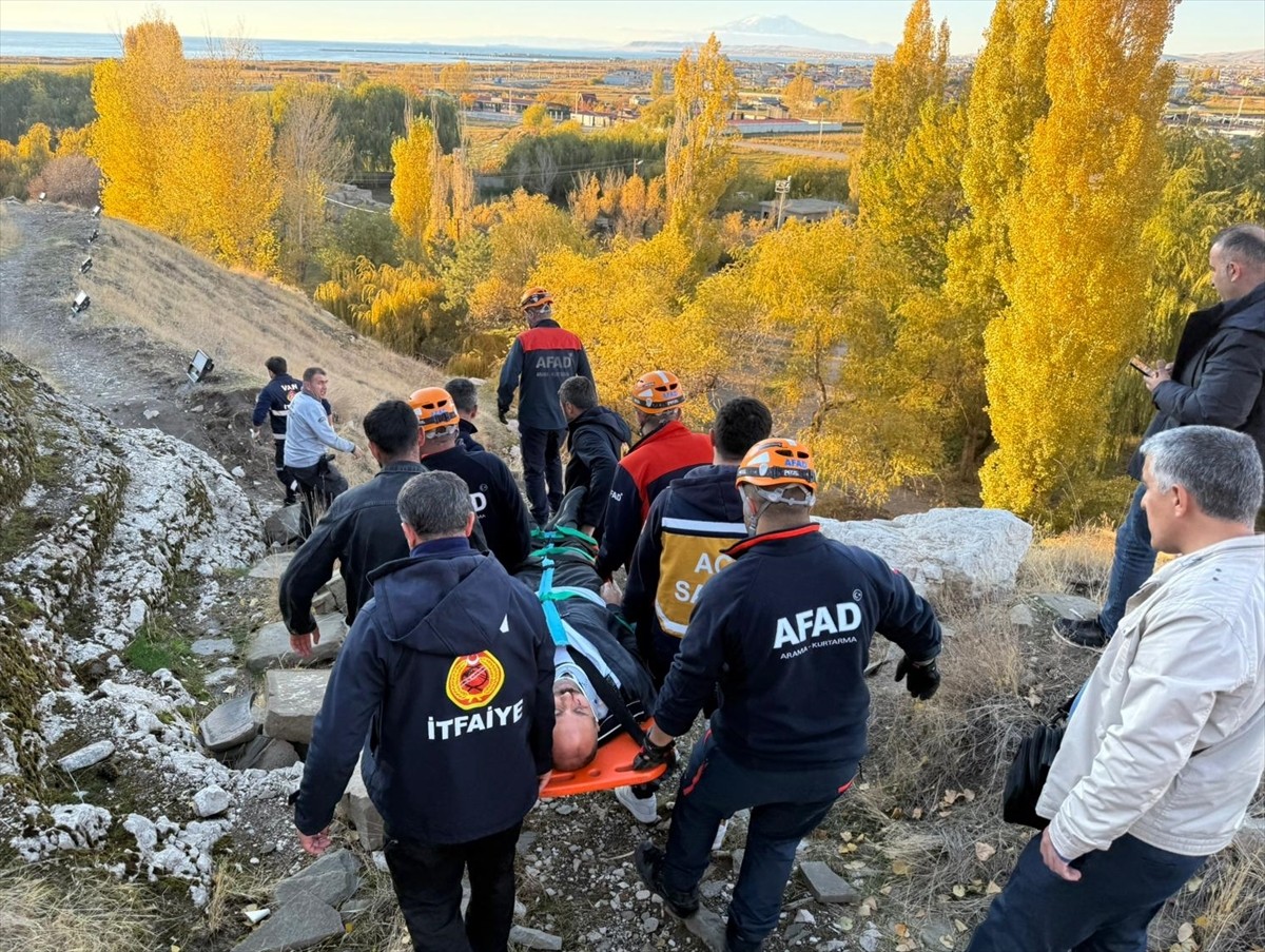 Van Kalesi'nde kayalık alandan düşen 40 yaşındaki kişi, mahsur kaldığı yerden ekiplerce...