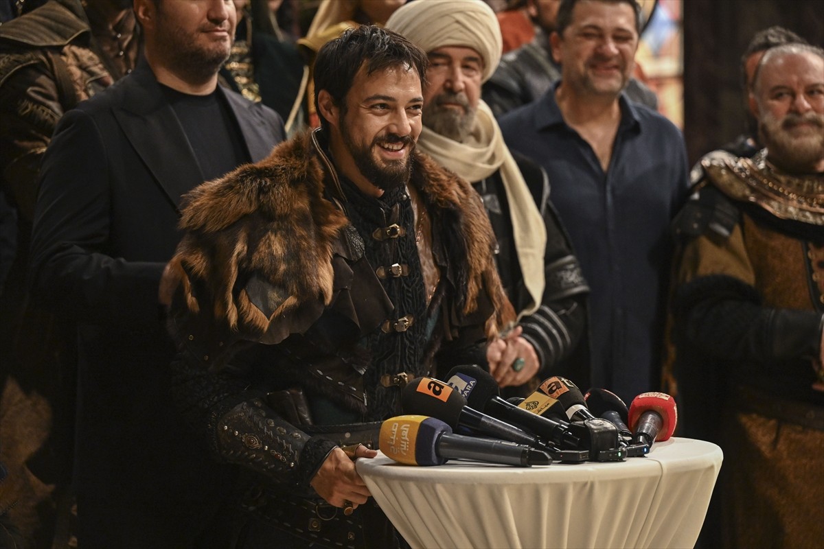 Yapımcılığı ve senaryosu Mehmet Bozdağ'a (ortada) ait olan "Kuruluş Orhan" dizisi 29 Ekim saat...