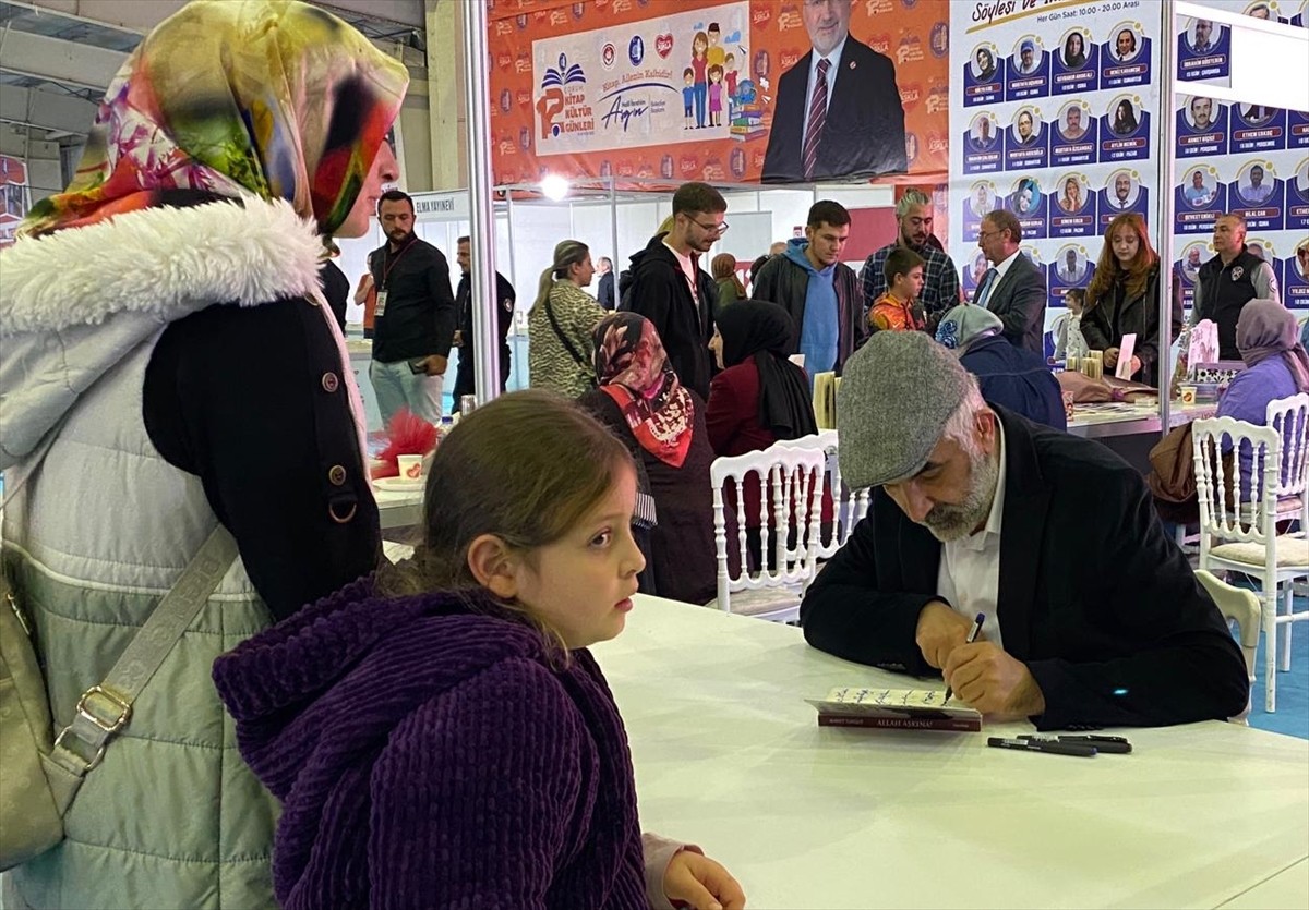 Yazar Ahmet Turgut (sağda), Çorum Belediyesince düzenlenen 12. Kitap Kültür Günleri kapsamında...