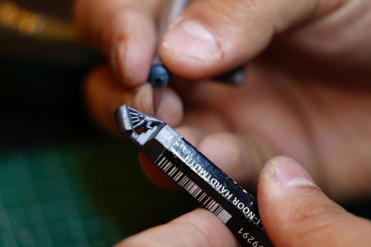 Yeni bir heykelcilik türü olan kalem oyma sanatını başarıyla icra eden Iraklı Murtaza el-Yabani...