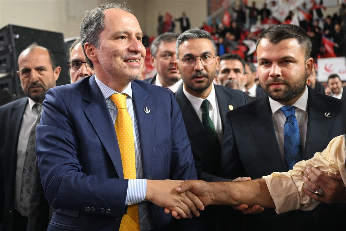 Yeniden Refah Partisi Genel Başkanı Fatih Erbakan, Atatürk Spor Salonu'nda partisinin il...