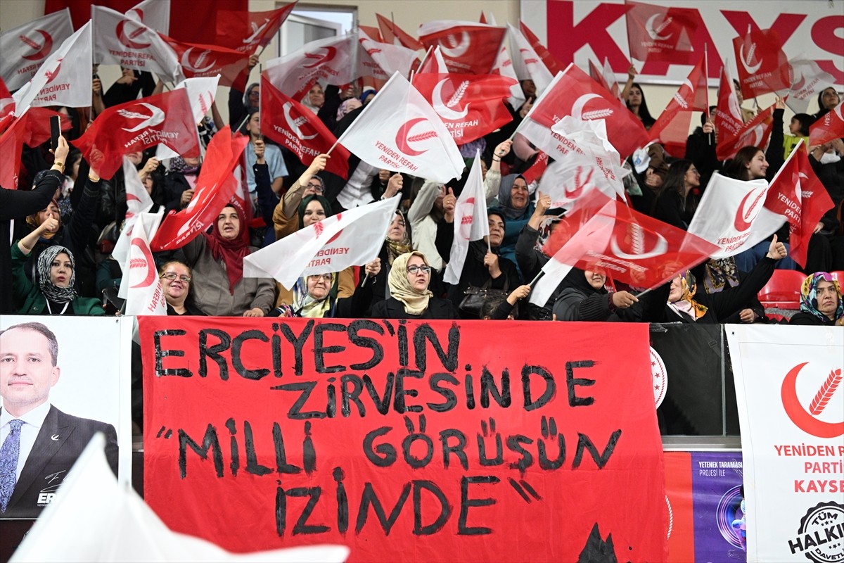 Yeniden Refah Partisi Genel Başkanı Fatih Erbakan, Atatürk Spor Salonu'nda partisinin il...