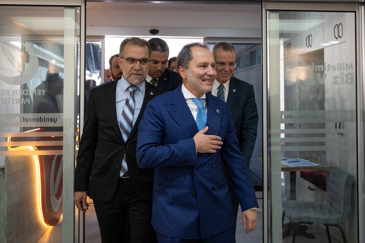 Yeniden Refah Partisi Genel Başkanı Fatih Erbakan, parti genel merkezinde düzenlenen İl Başkanları...