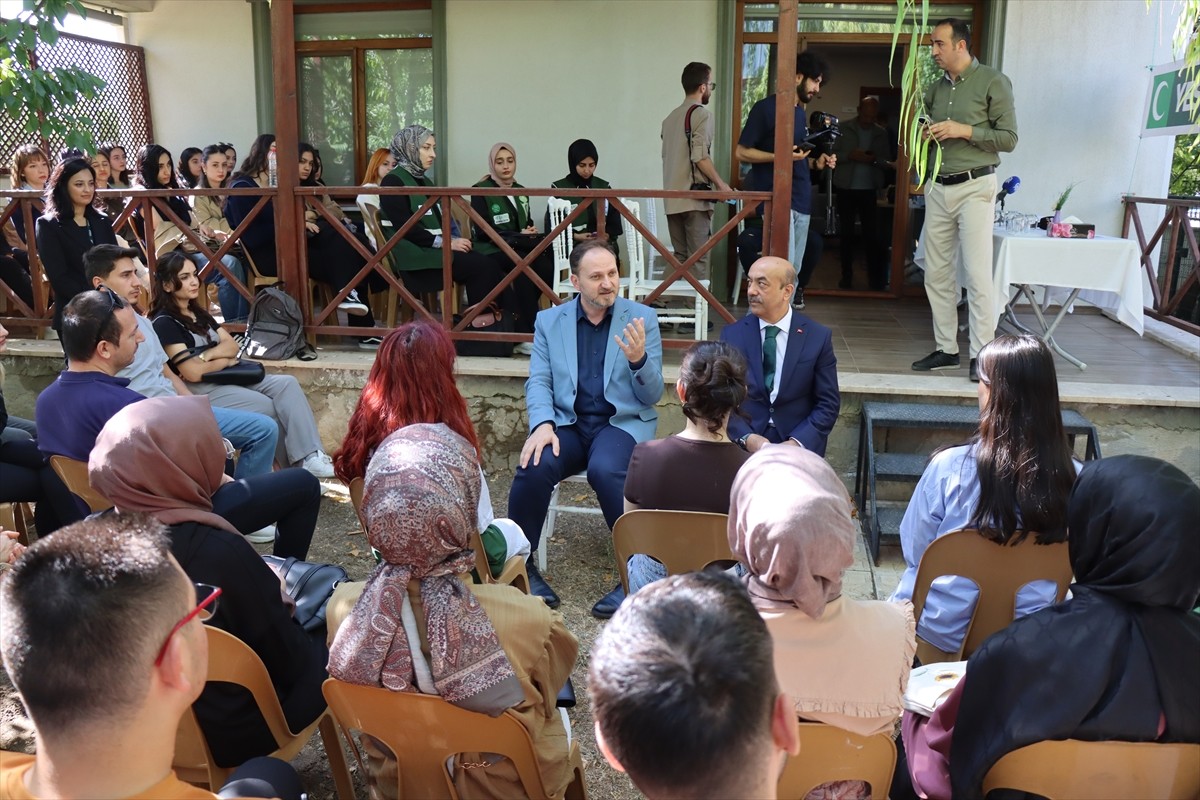Yeşilay Genel Başkanı Mehmet Dinç, Erzincan Yeşilay Danışmanlık Merkezinde (YEDAM) üniversite...