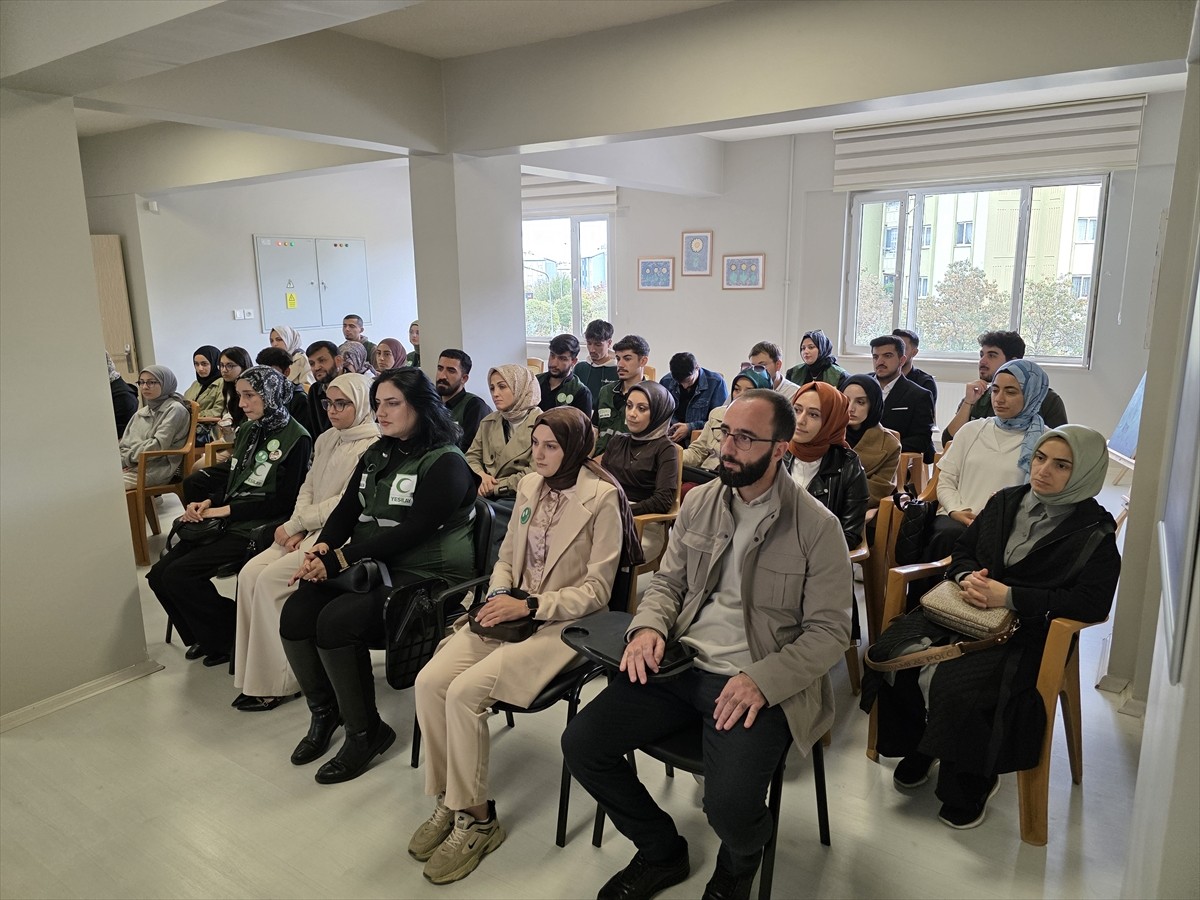 Yeşilay Genel Başkanı Mehmet Dinç (ortada), Bingöl'de Yeşilay Danışmanlık Merkezi'nde düzenlenen...