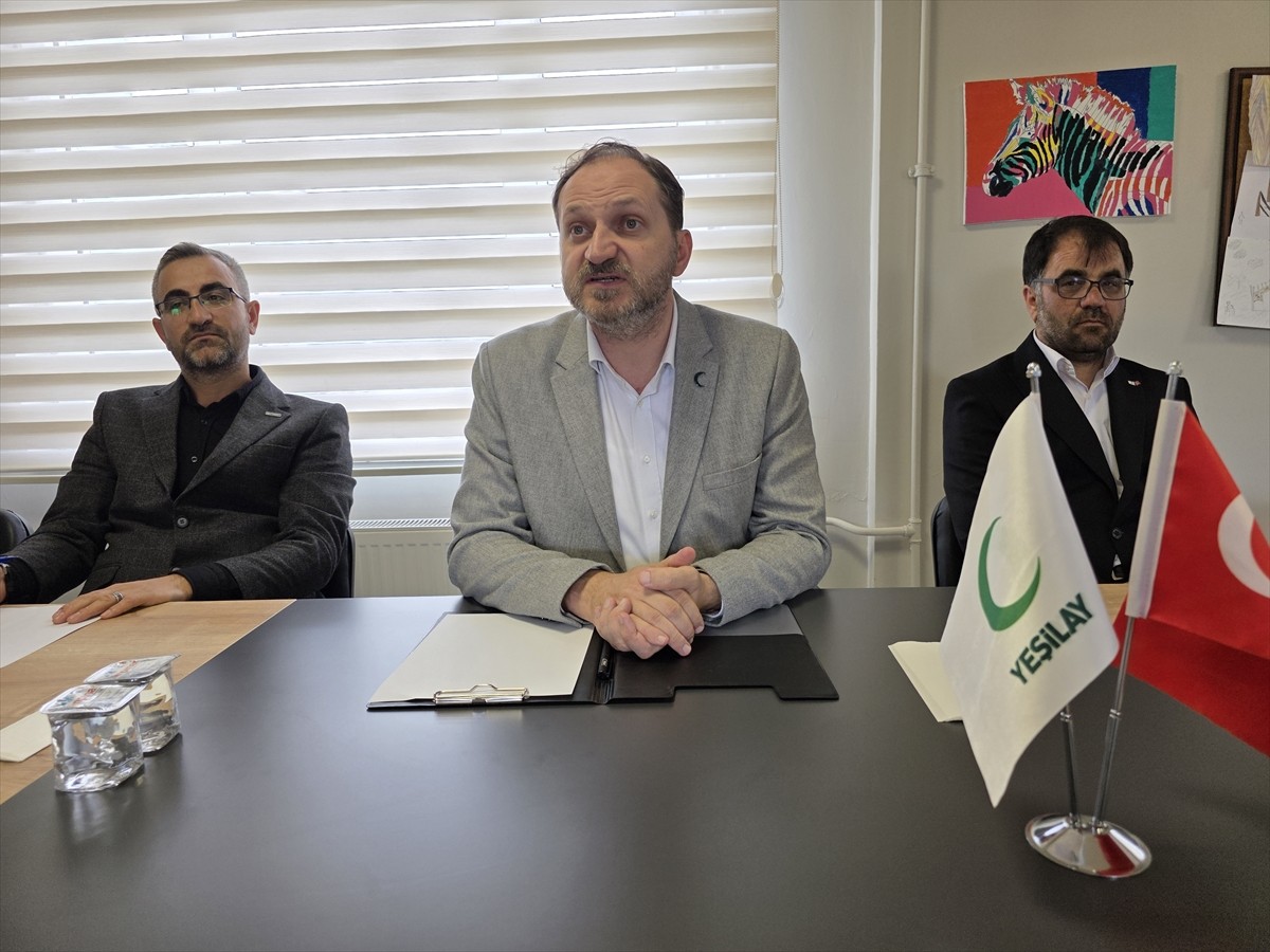 Yeşilay Genel Başkanı Mehmet Dinç (ortada), Bingöl'de Yeşilay Danışmanlık Merkezi'nde düzenlenen...