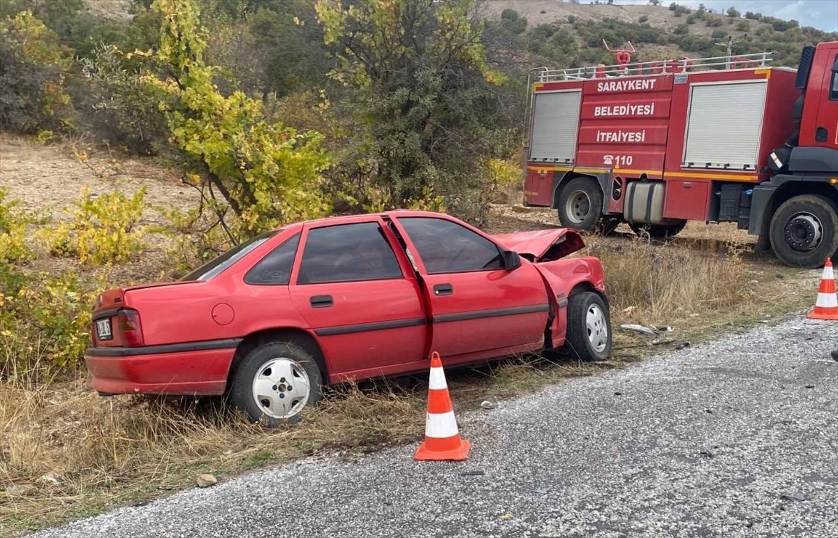  Yozgat'ın Saraykent ilçesinde iki otomobilin çarpışması sonucu 1 kişi öldü, 2 kişi...