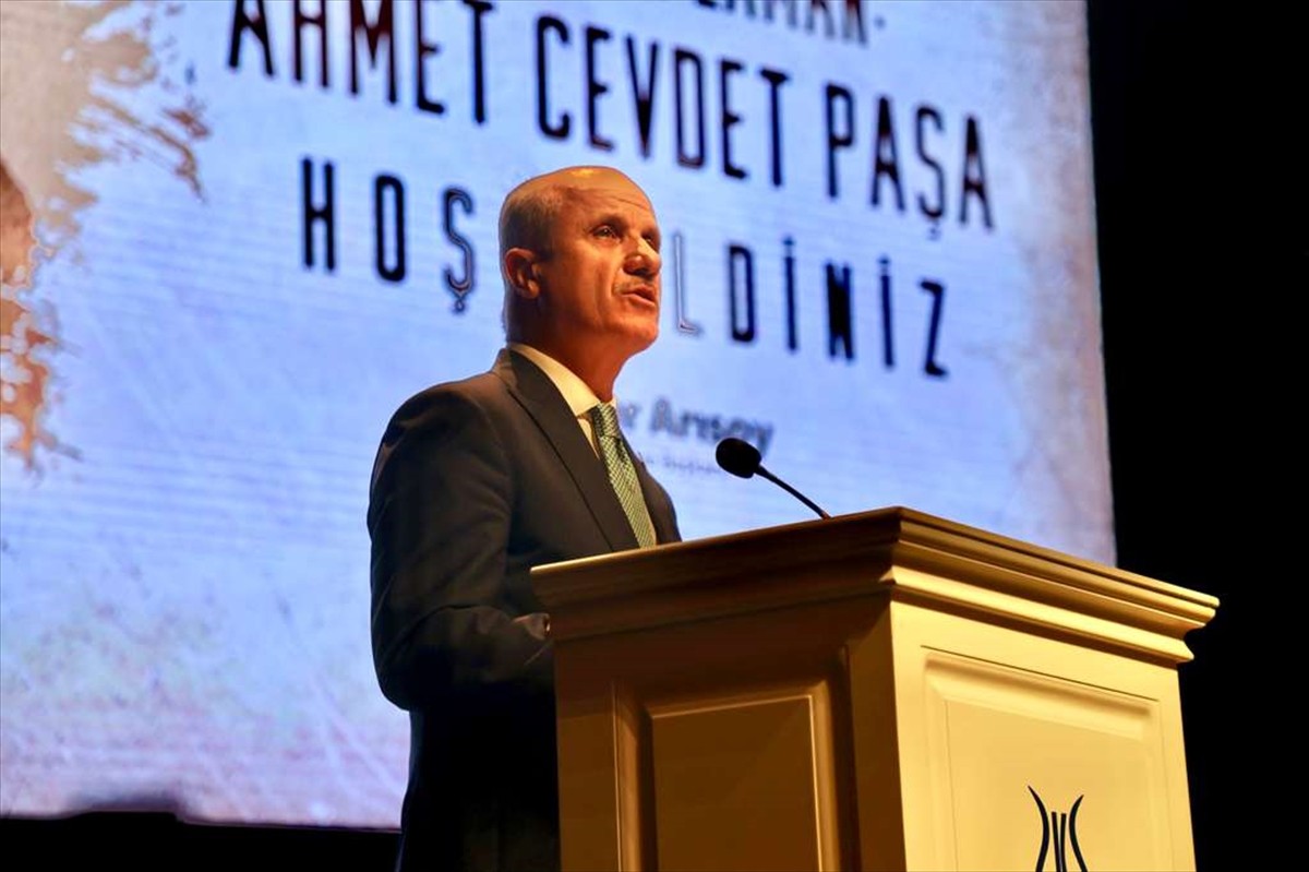 Yükseköğretim Kurulu Başkanı Prof. Dr. Erol Özvar, Zeytinburnu Kültür Sanat'ta düzenlenen Ahmed...